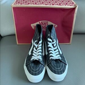 Vans Unisex Style Checkered Black and White Sneakers. 
W7.5
M6